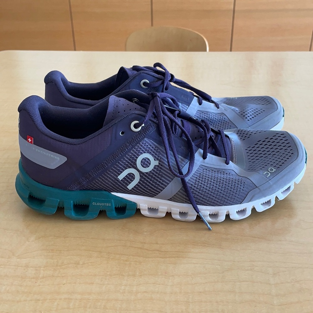 On cloud sneakers, women’s 9, 40.5